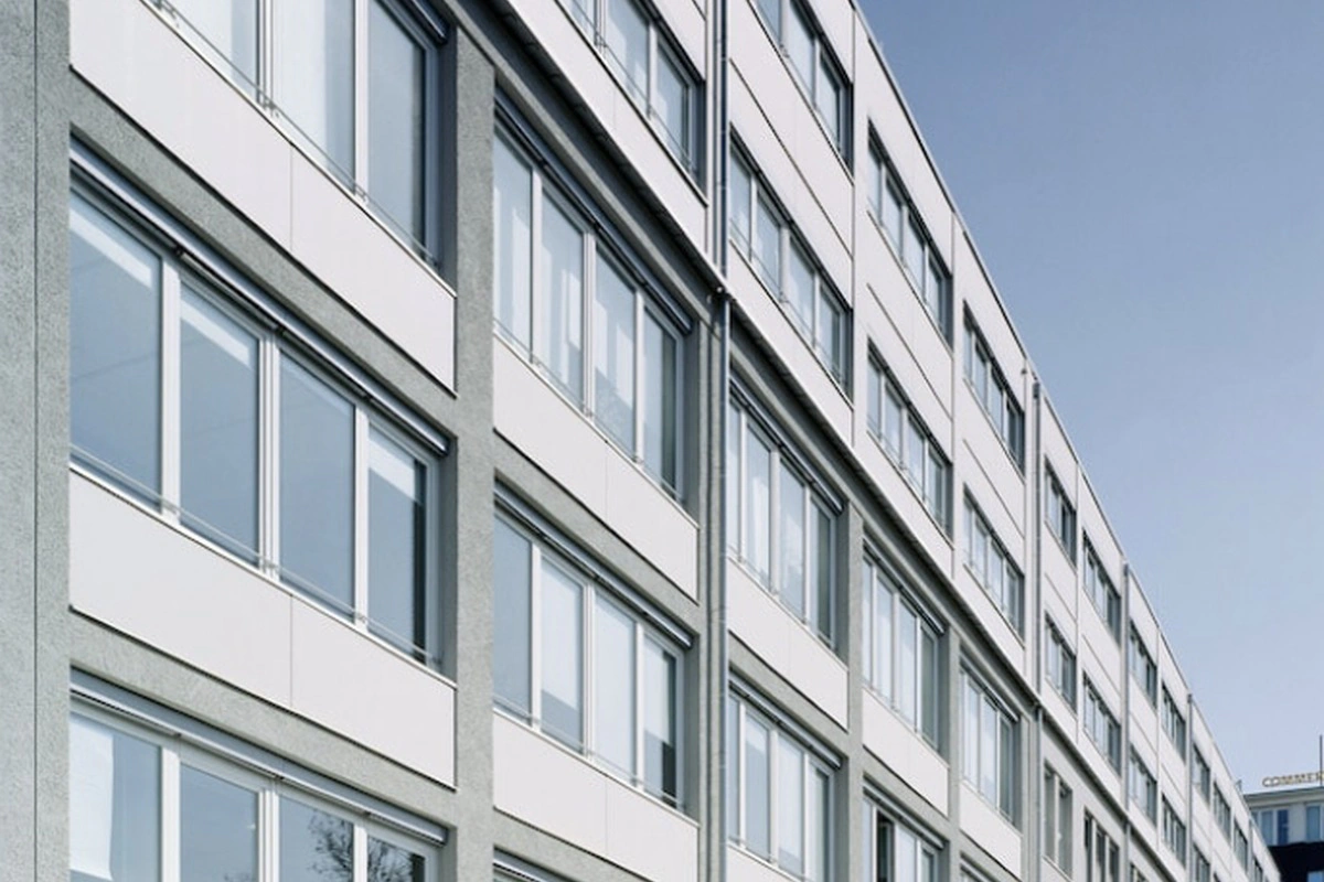 Bildbeispiel: Fassade eines mehrgeschossigen Bürogebäudes