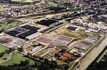 Bildbeispiel: Luftbild eines großen Werksgeländes mit Hallen und Freiflächen