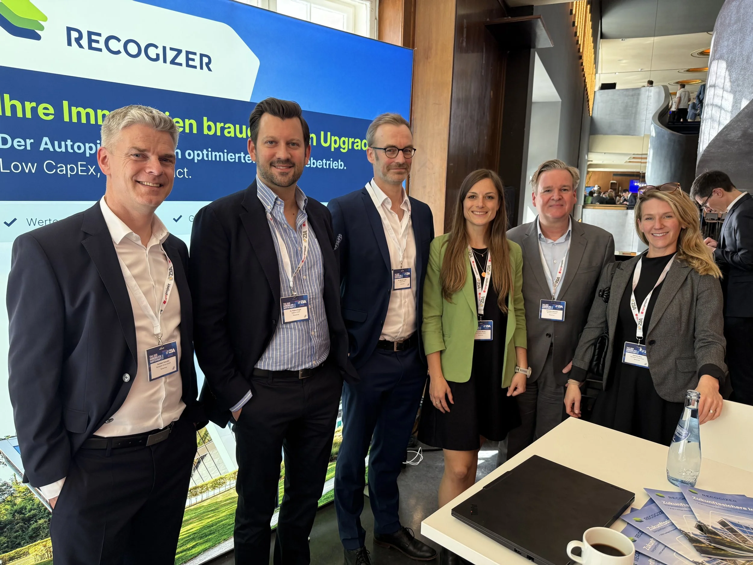 Gruppenfoto am Stand von Recogizer beim Tag der Immobilienwirtschaft